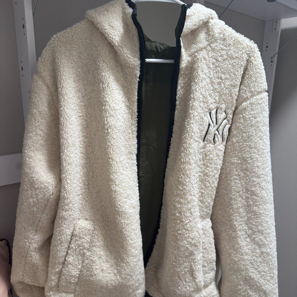 MLB Reversible Sherpa Jacket – Cozy & Stylish, Size M